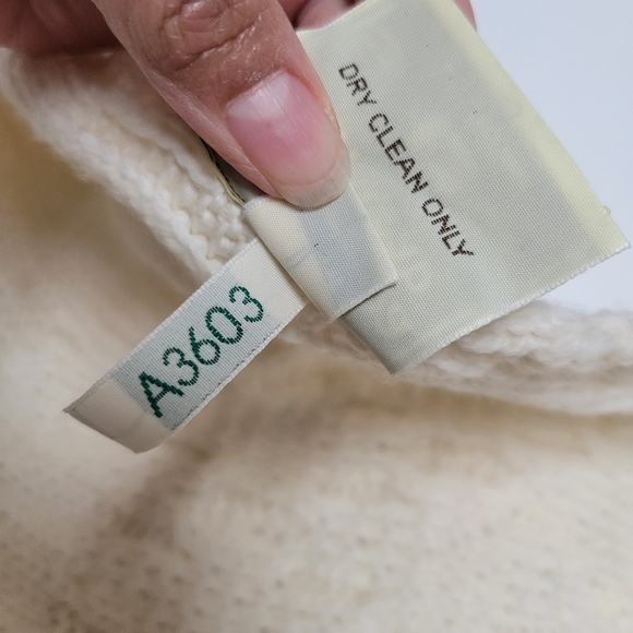 CONEMARA KNITWEAR MERINO WOOL Shawl . - Picture 9 of 9